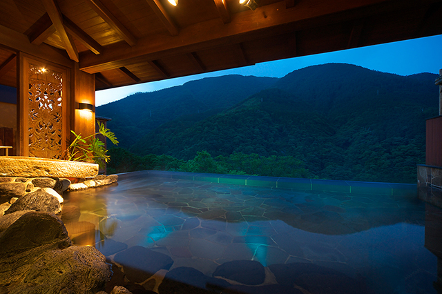 絶景 森のインフィニティ風呂